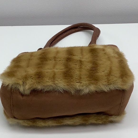 Fur small tote bag with pompom accent and front beaded clasp Preowned - Picture 3 of 6